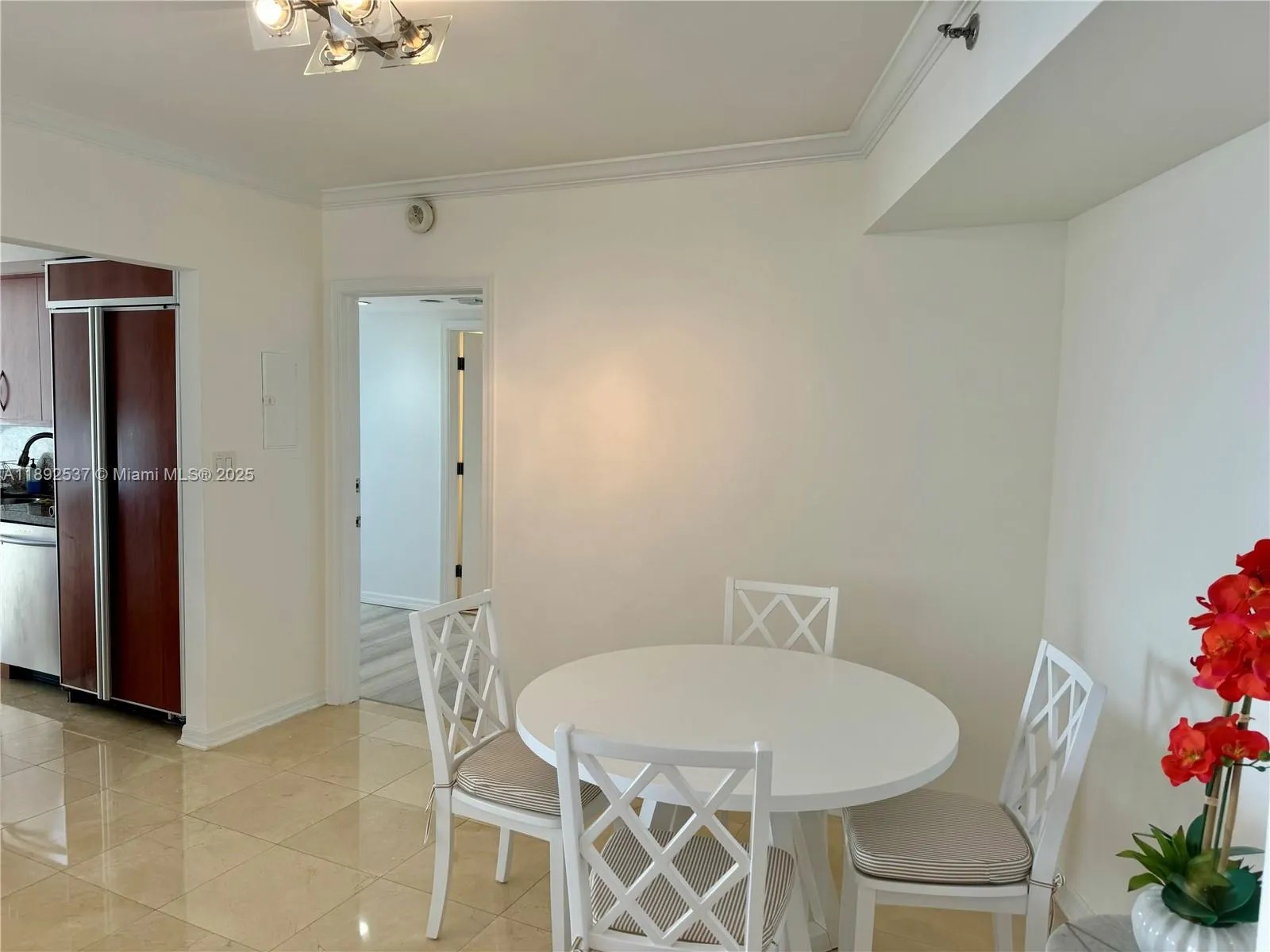 1000 ISLAND Blvd, #811