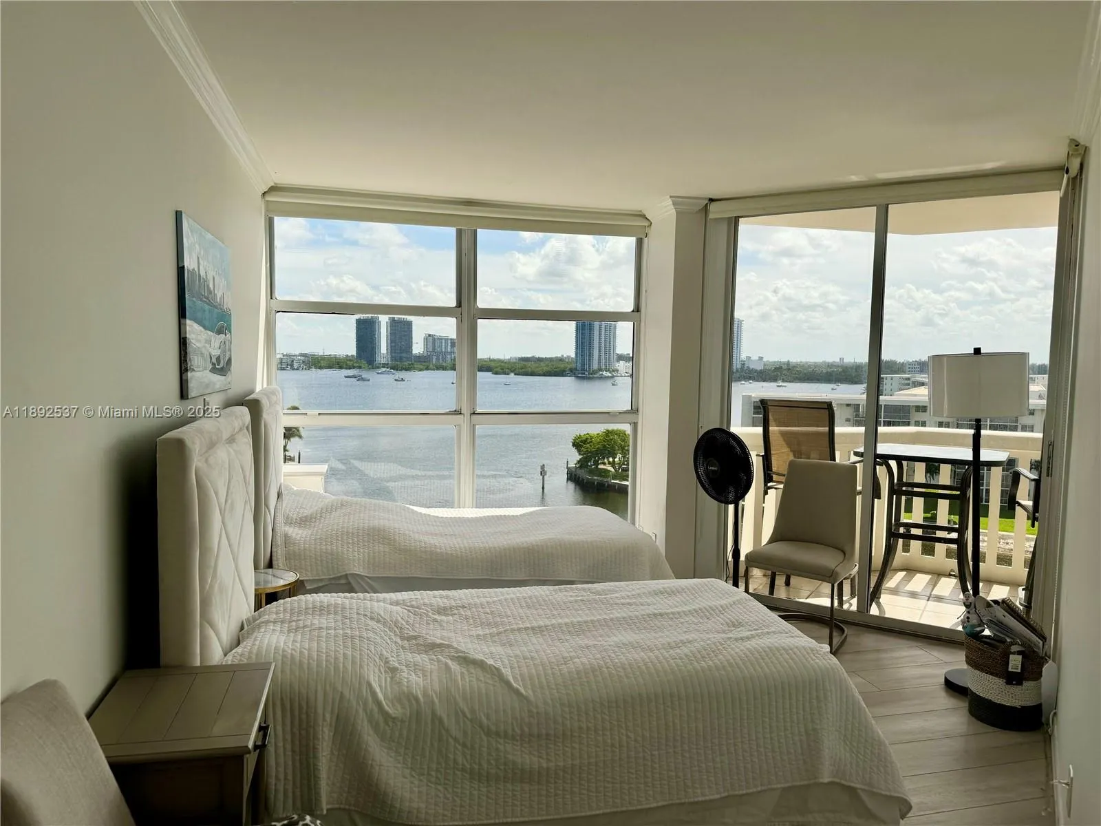 1000 ISLAND Blvd, #811