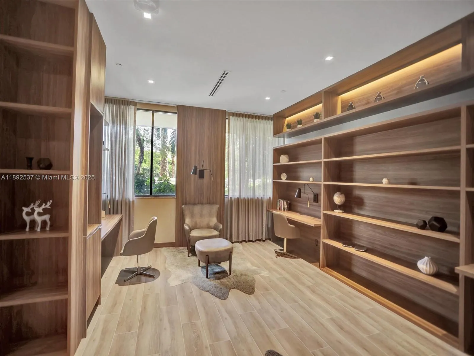 1000 ISLAND Blvd, #811