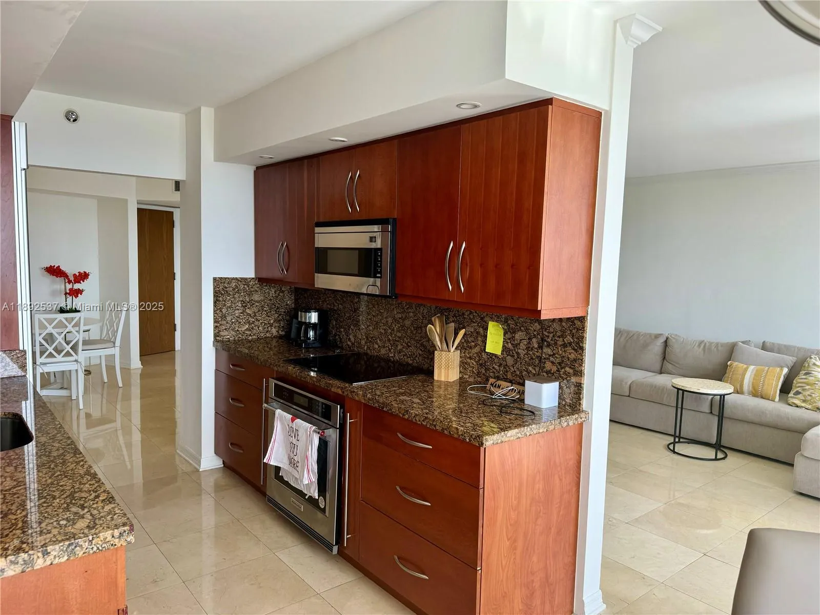 1000 ISLAND Blvd, #811