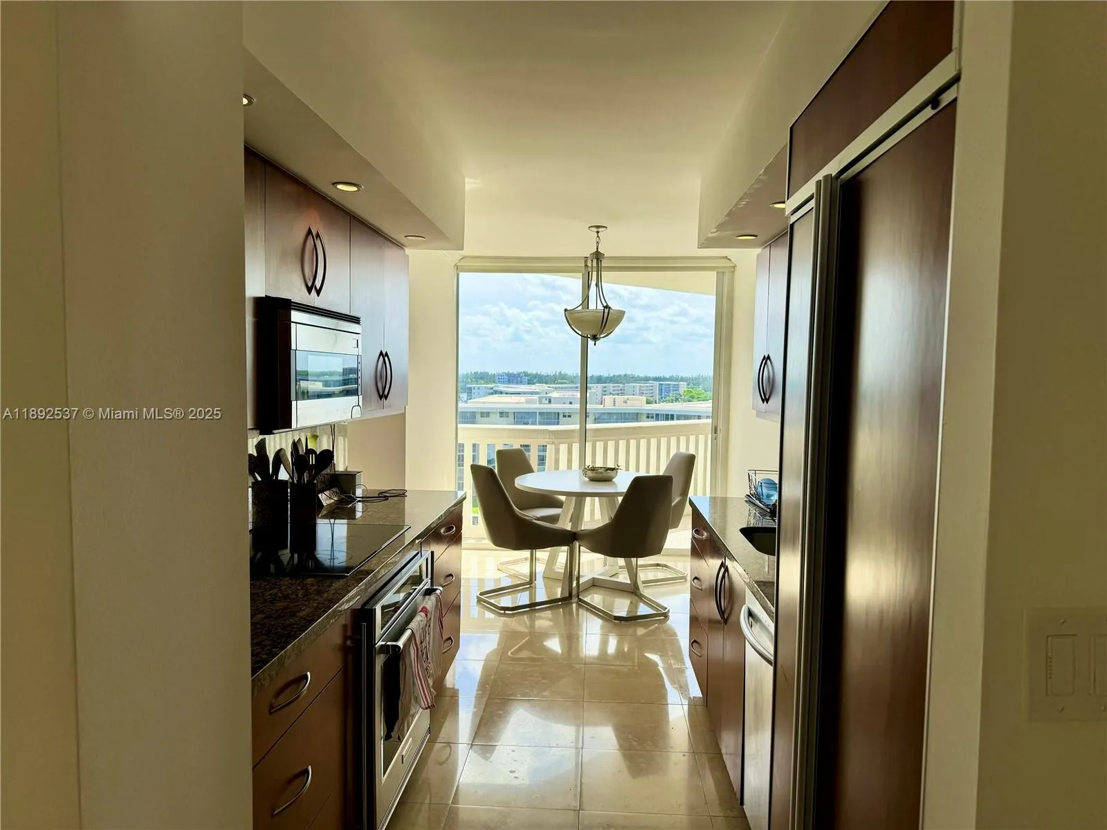 1000 ISLAND Blvd, #811