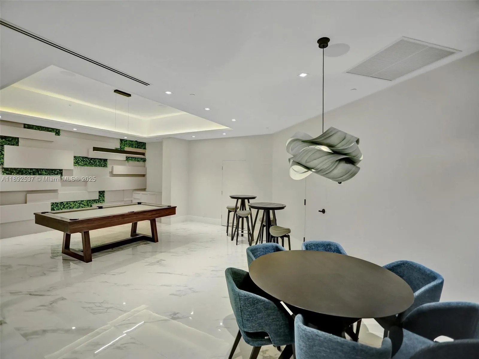 1000 ISLAND Blvd, #811