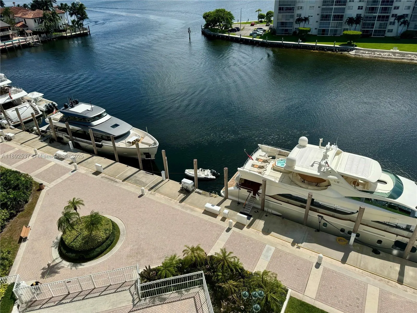 1000 ISLAND Blvd, #811