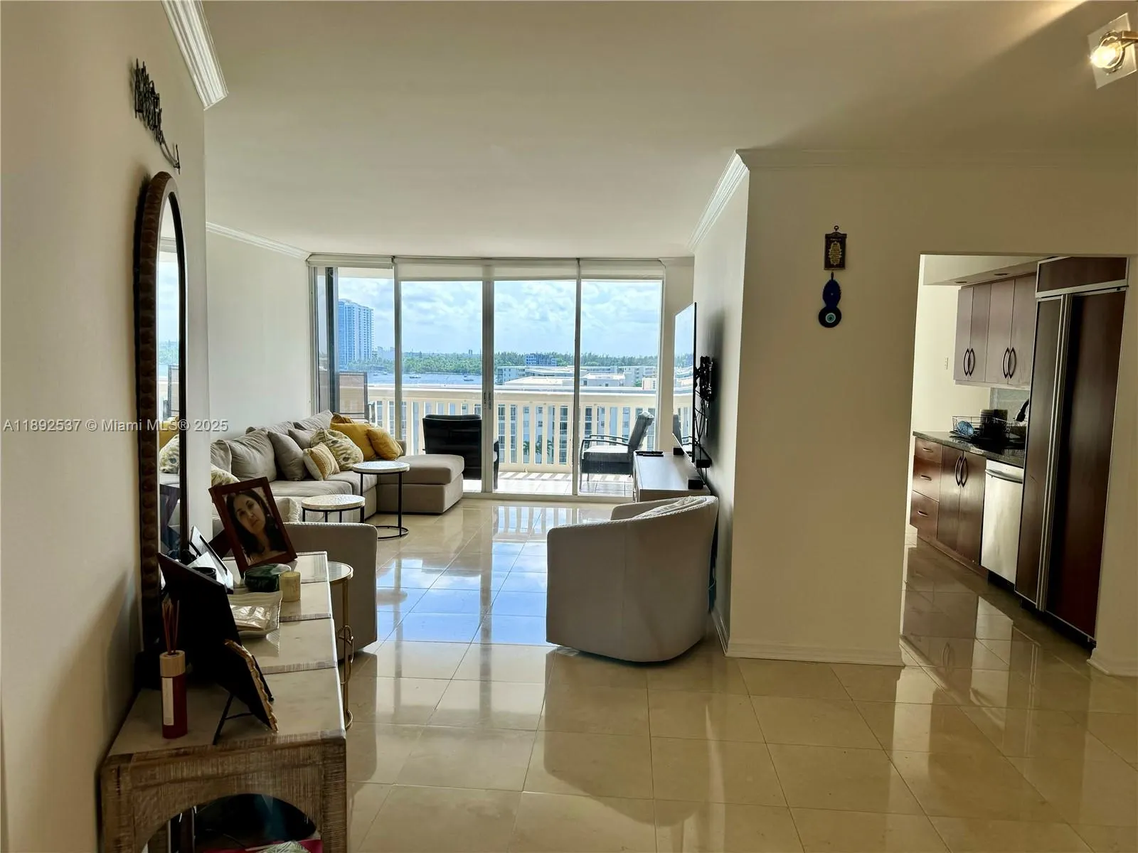 1000 ISLAND Blvd, #811