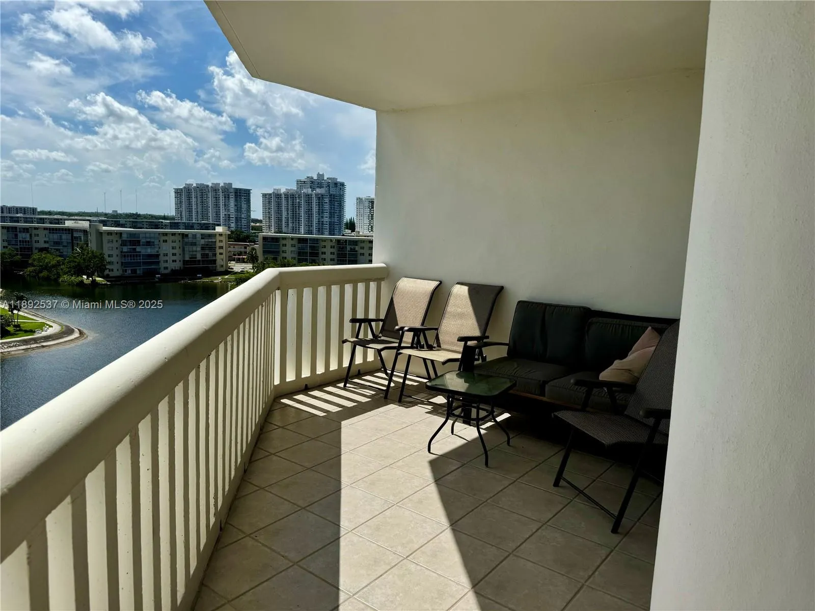 1000 ISLAND Blvd, #811