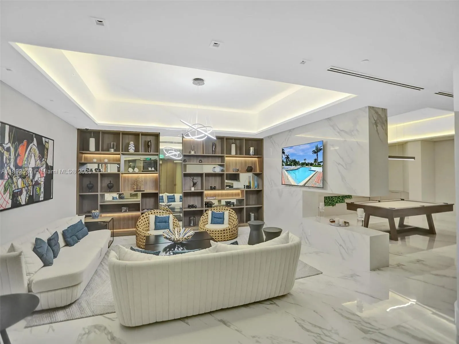 1000 ISLAND Blvd, #811