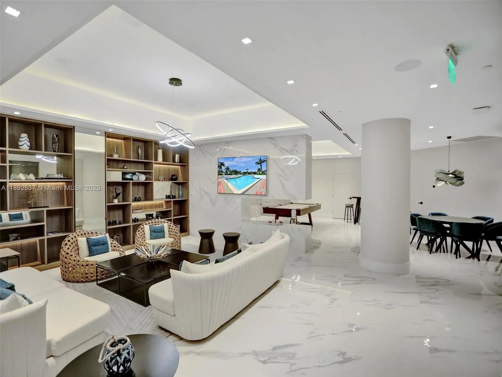 1000 ISLAND Blvd, #811