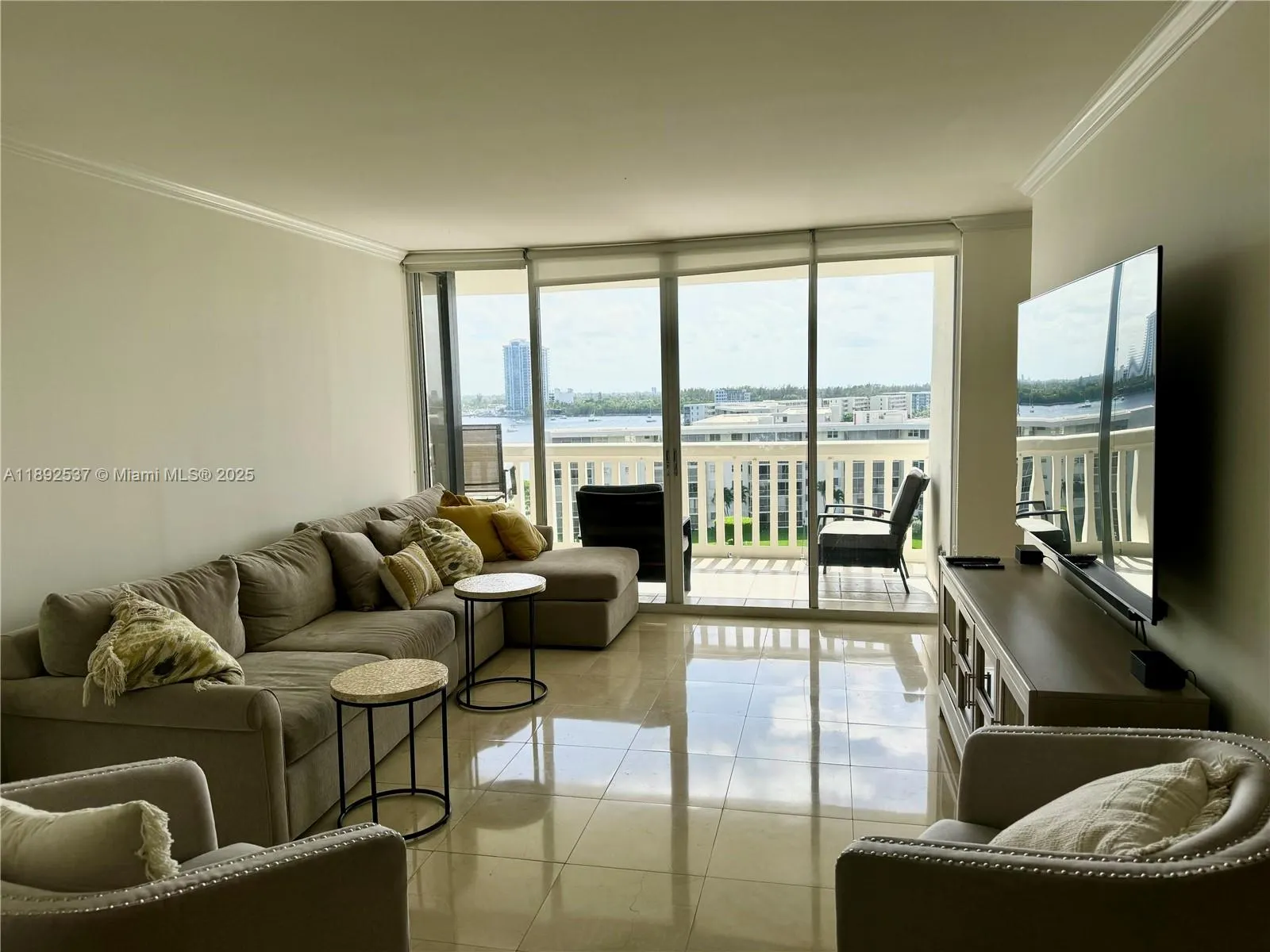 1000 ISLAND Blvd, #811