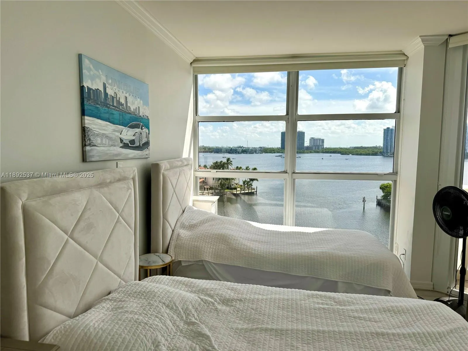 1000 ISLAND Blvd, #811