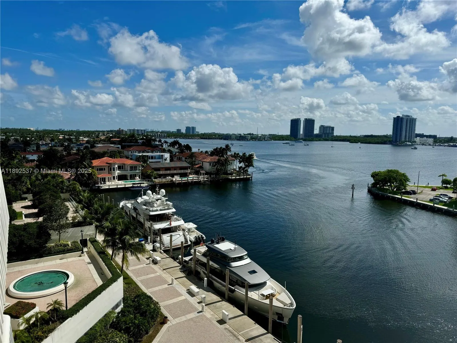 1000 ISLAND Blvd, #811