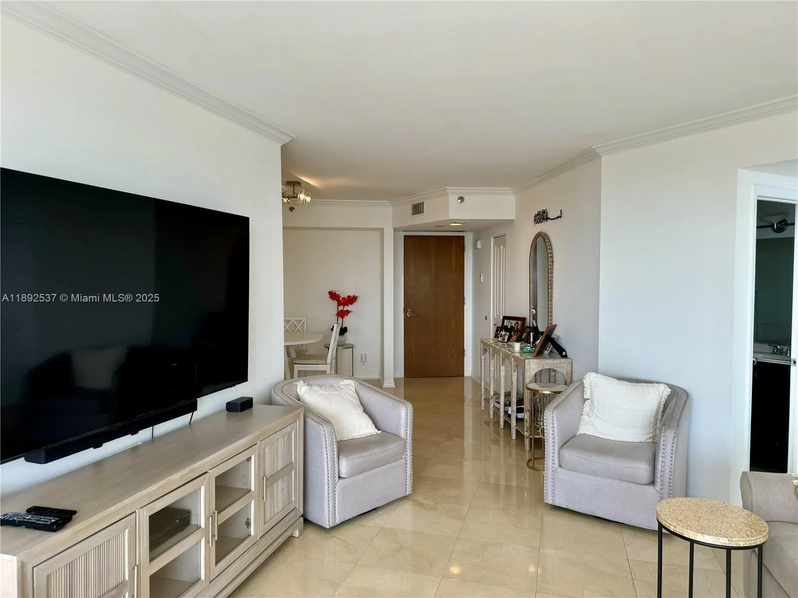 1000 ISLAND Blvd, #811