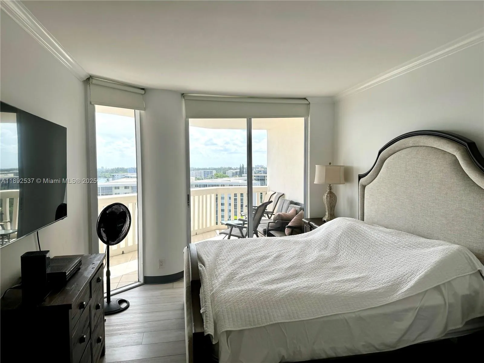1000 ISLAND Blvd, #811