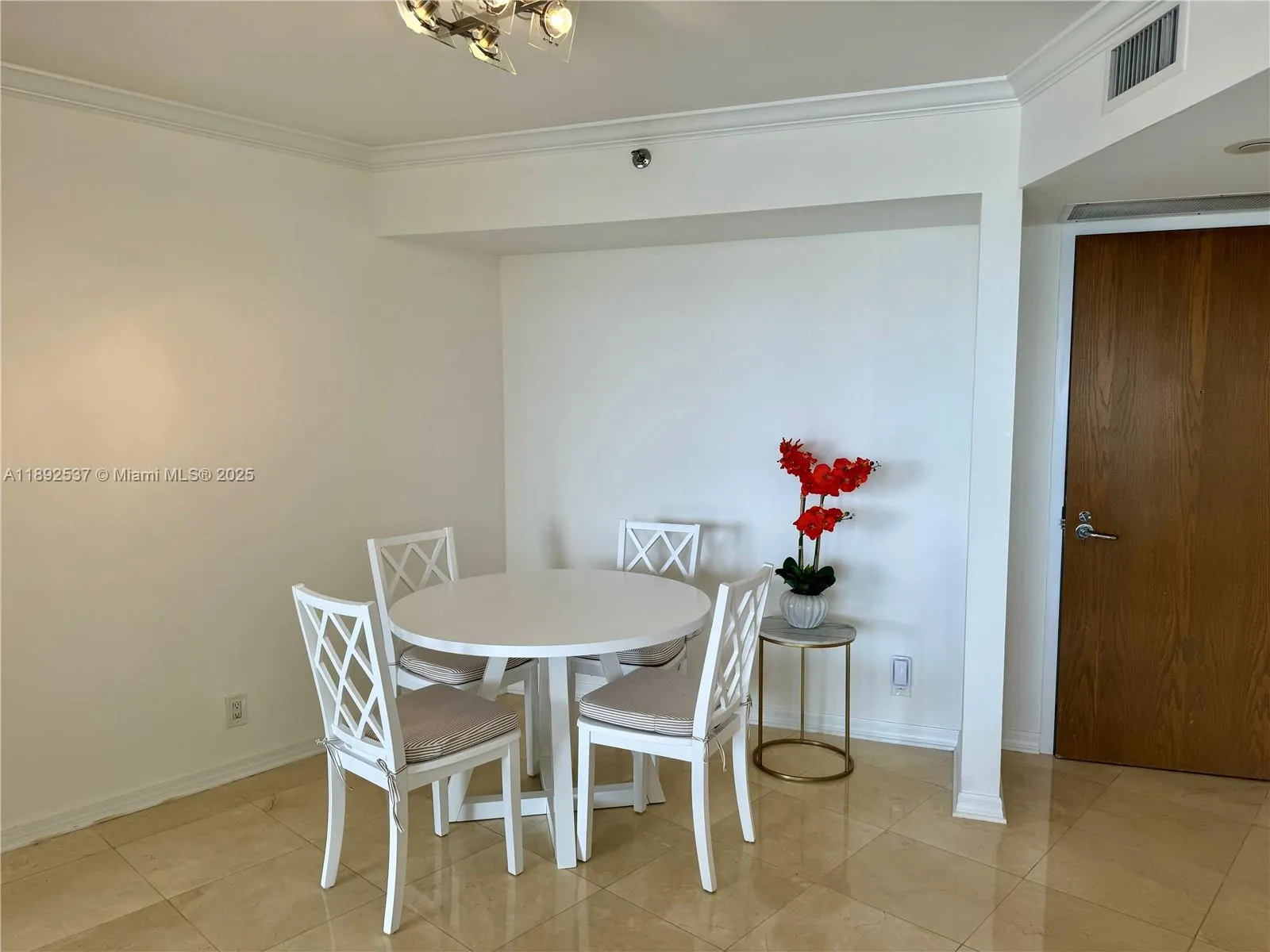 1000 ISLAND Blvd, #811