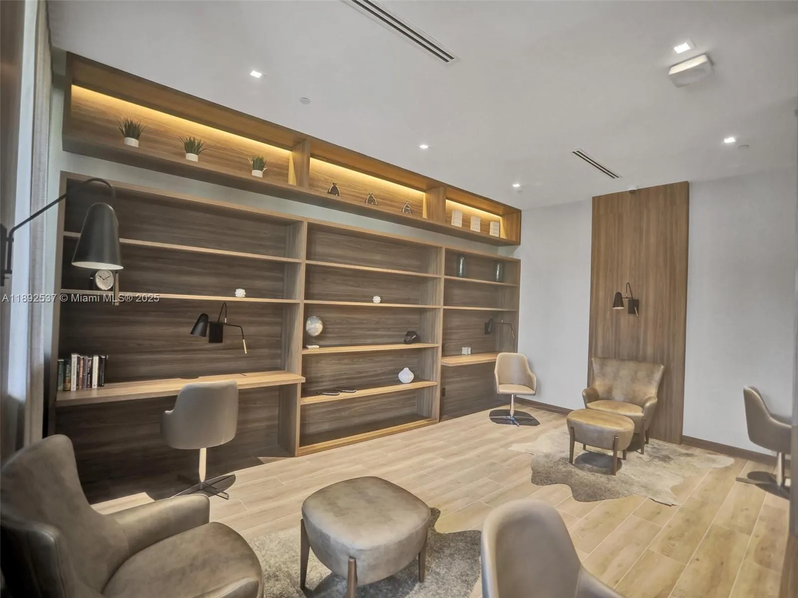 1000 ISLAND Blvd, #811