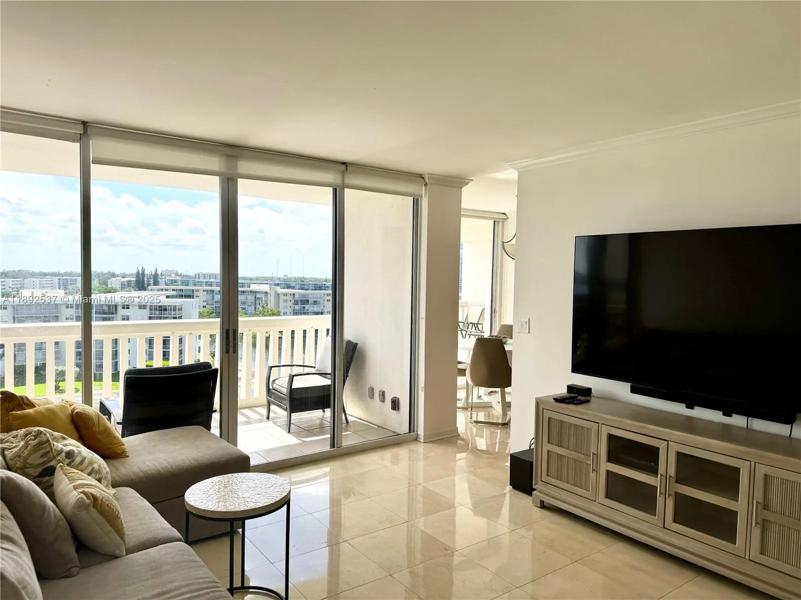 1000 ISLAND Blvd, #811