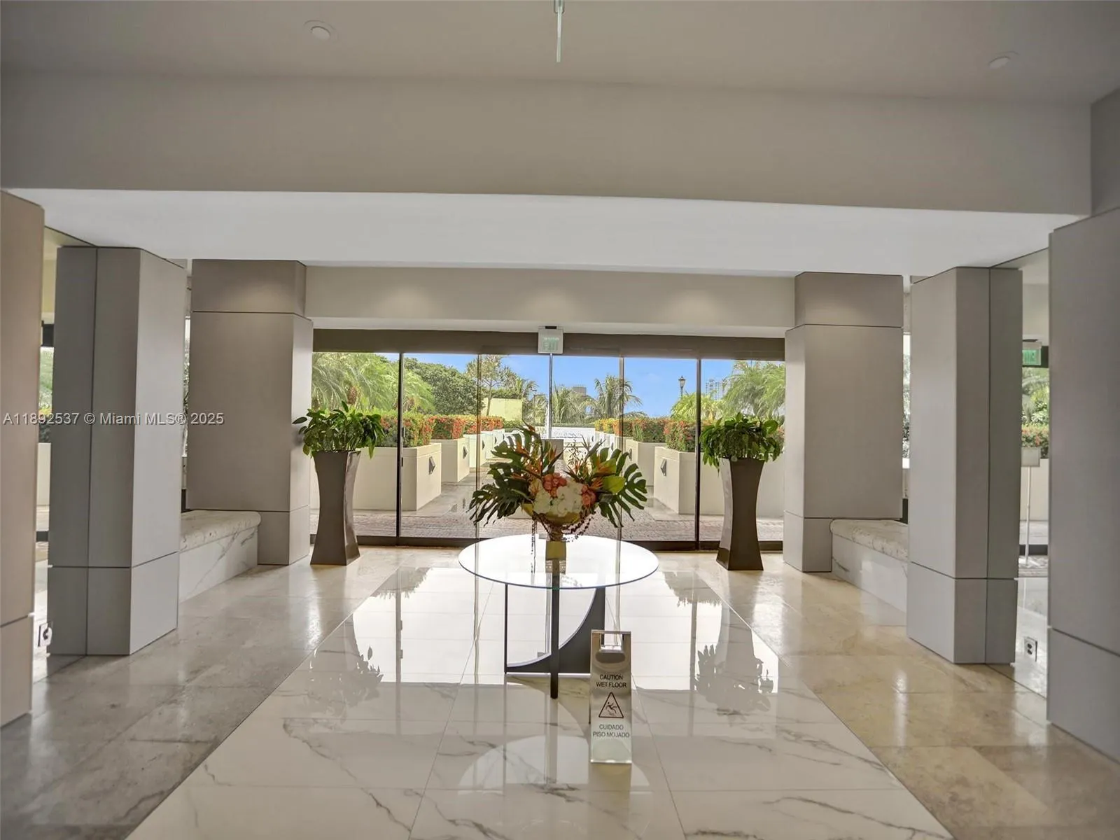 1000 ISLAND Blvd, #811