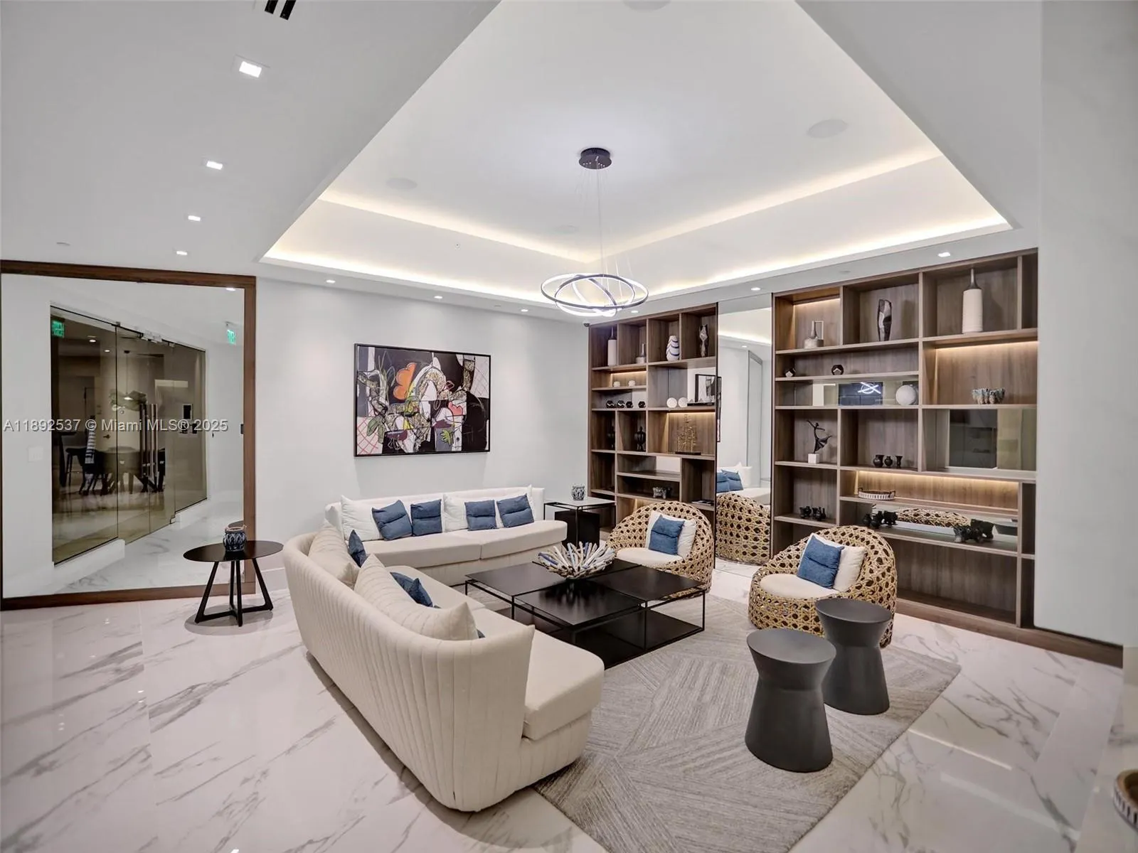 1000 ISLAND Blvd, #811