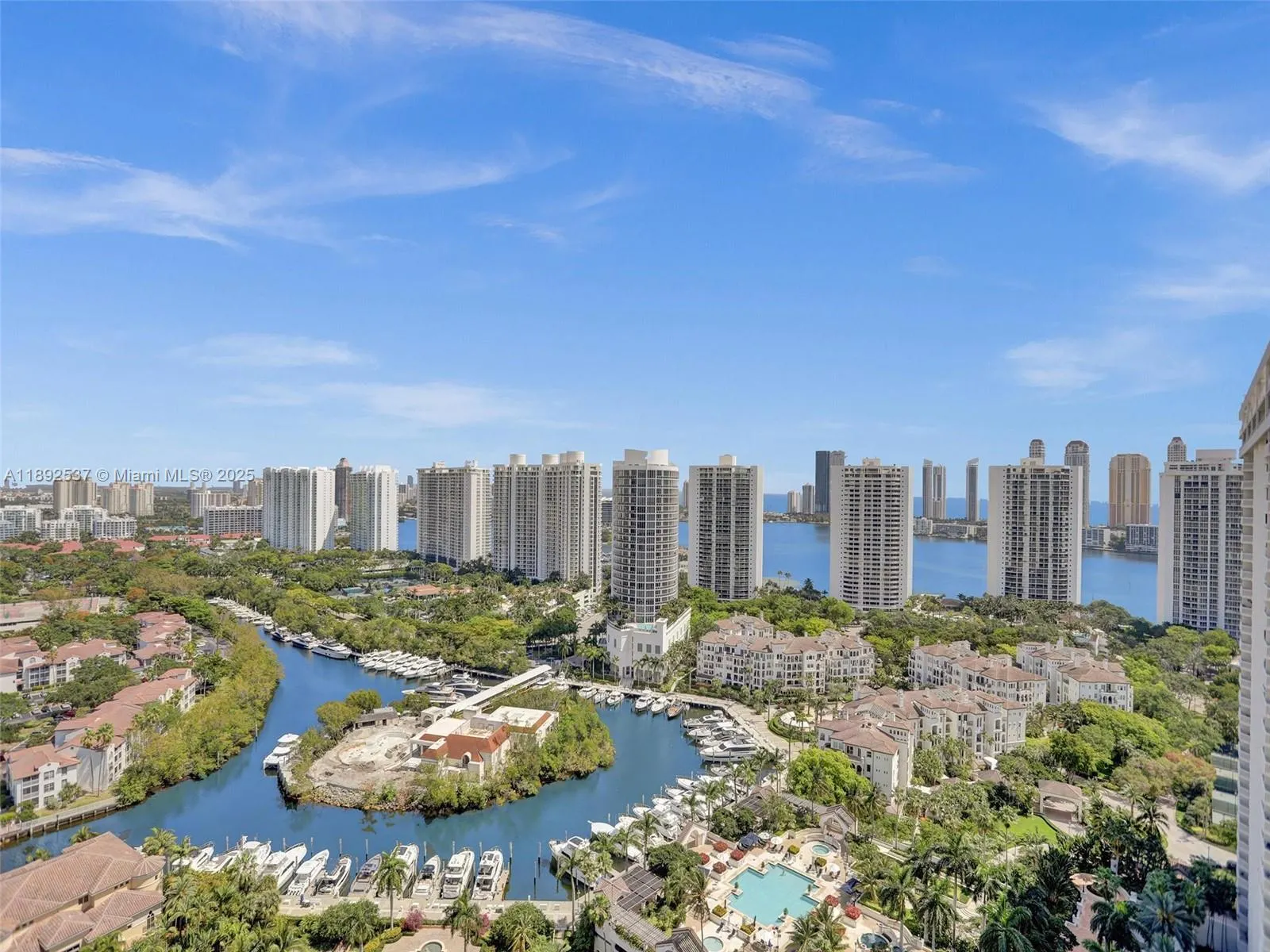 1000 ISLAND Blvd, #811