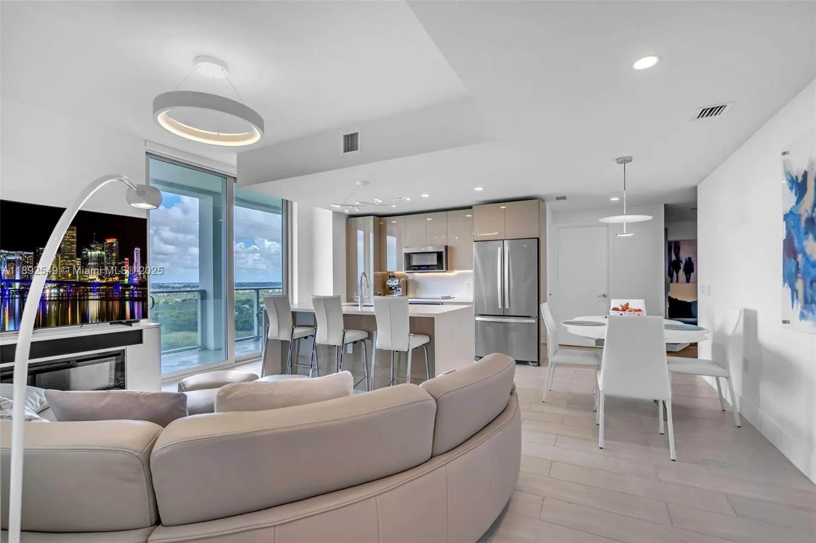2000 Metropica Way, #2001