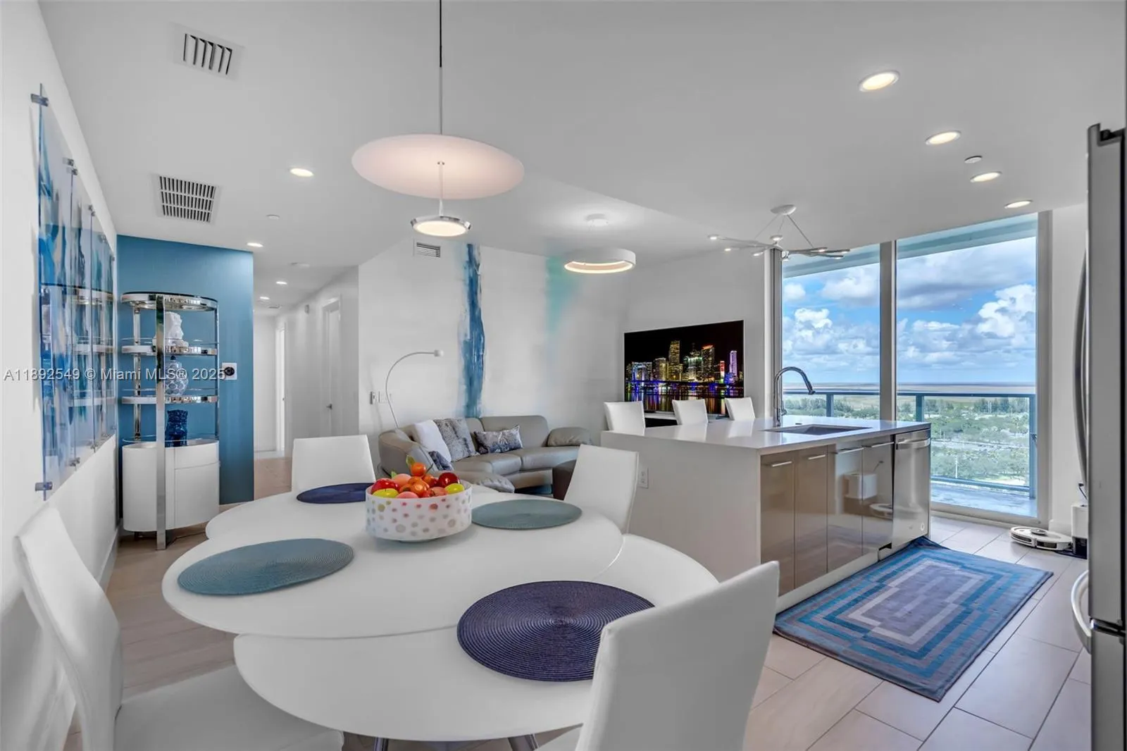2000 Metropica Way, #2001