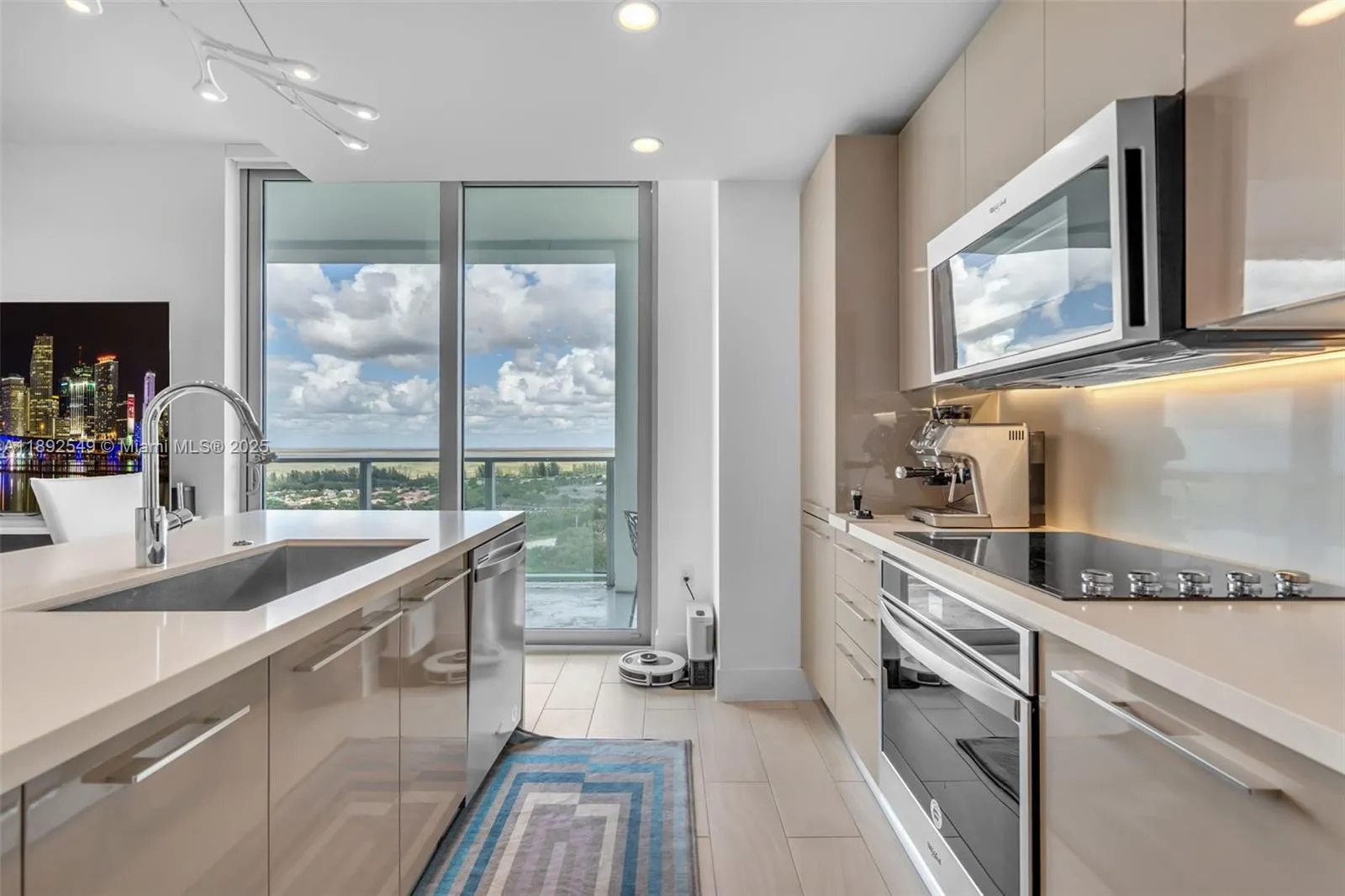 2000 Metropica Way, #2001