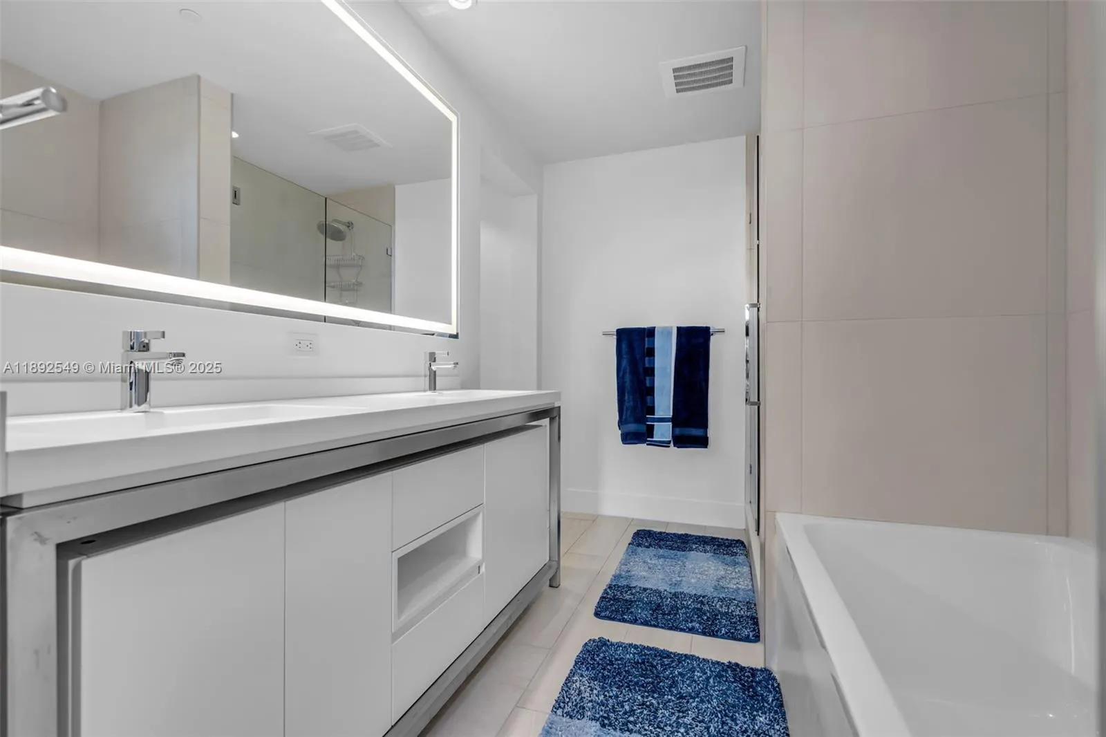 2000 Metropica Way, #2001
