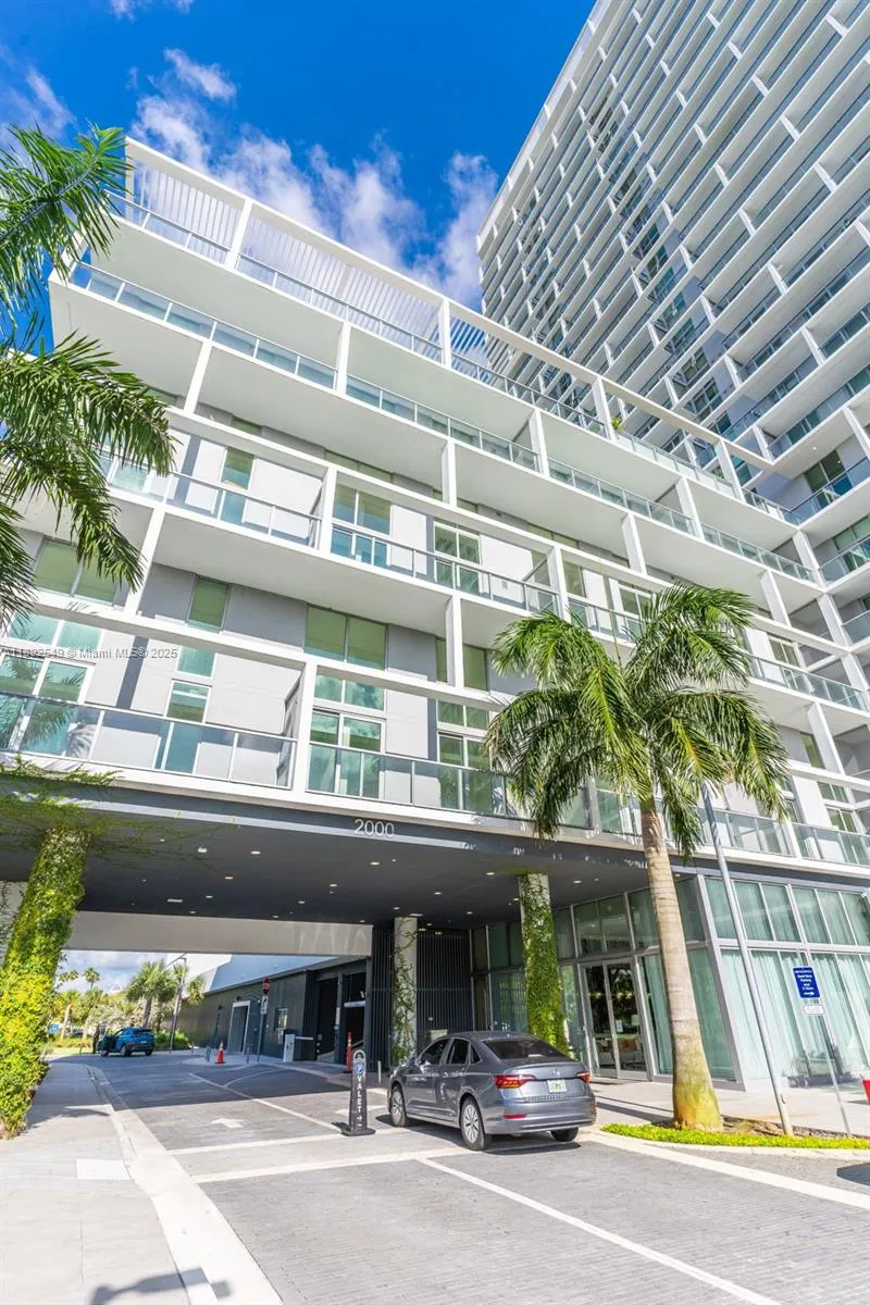 2000 Metropica Way, #2001