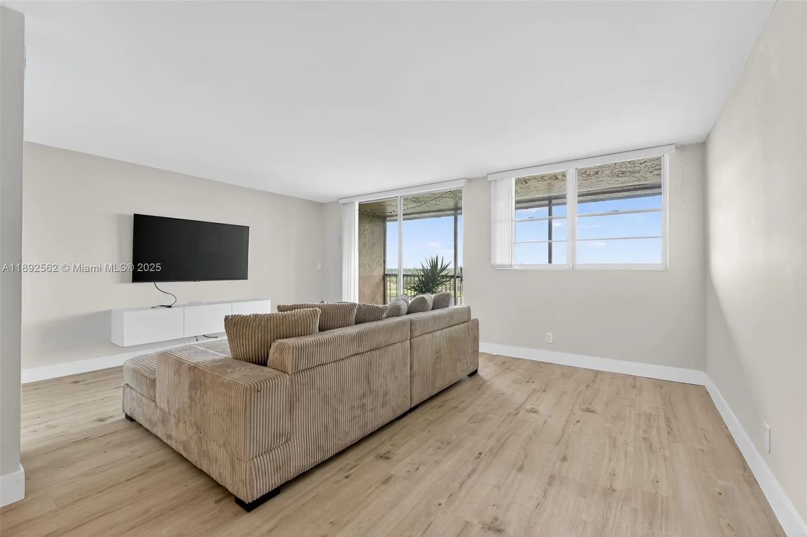 3150 W Rolling Hills Cir, #703