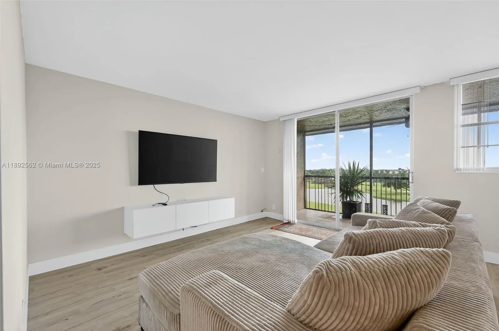 3150 W Rolling Hills Cir, #703
