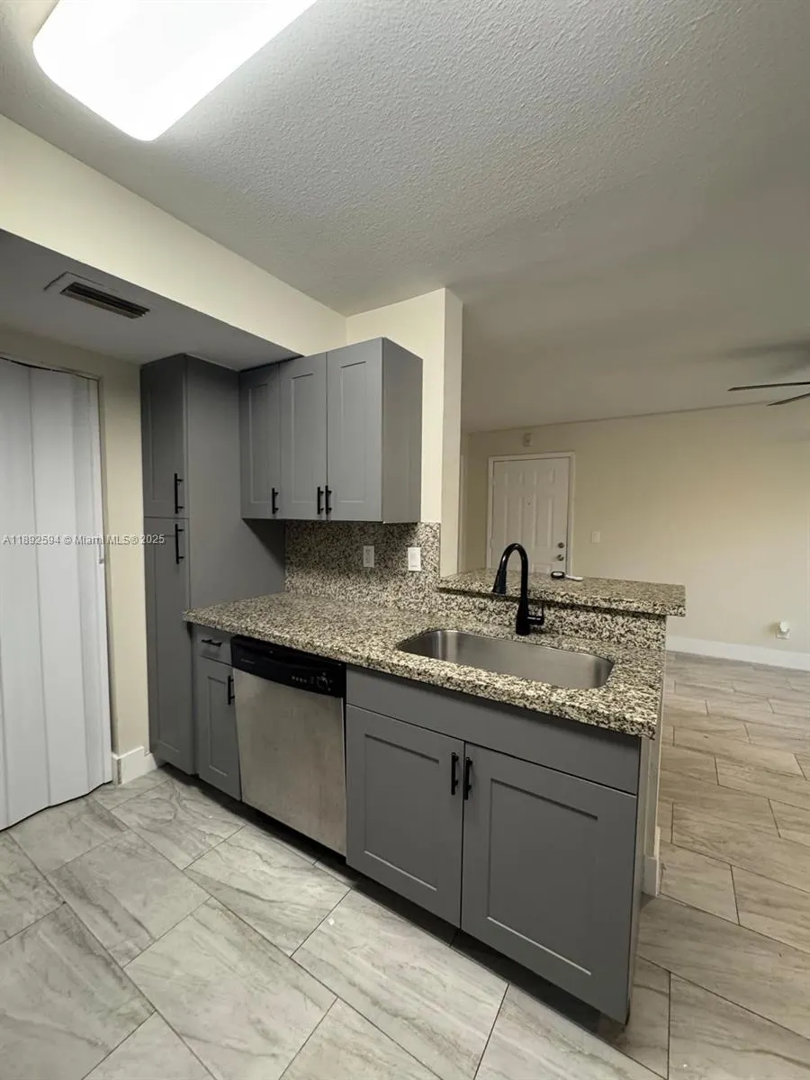 8737 NW 39th St, #8737