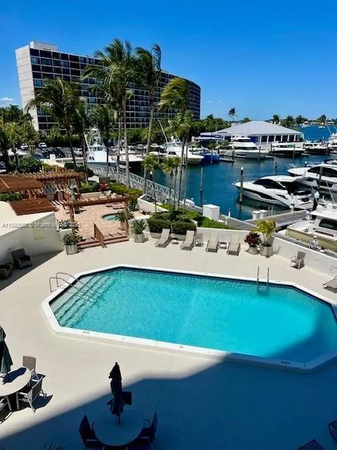 108 Lakeshore Dr, #338