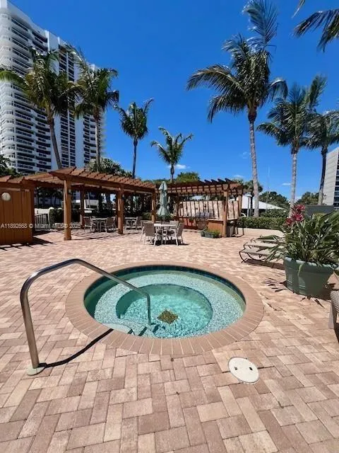 108 Lakeshore Dr, #338