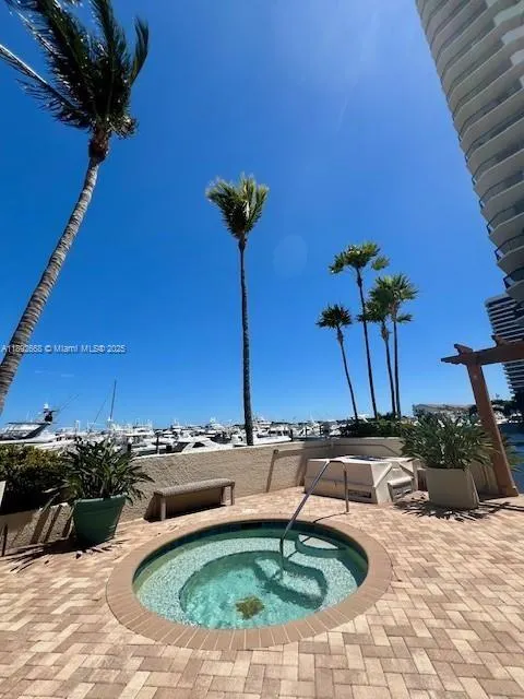 108 Lakeshore Dr, #338