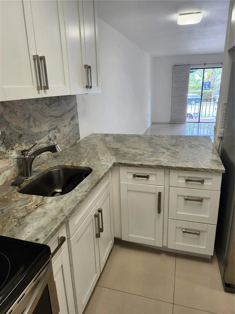 950 Euclid Ave, #108