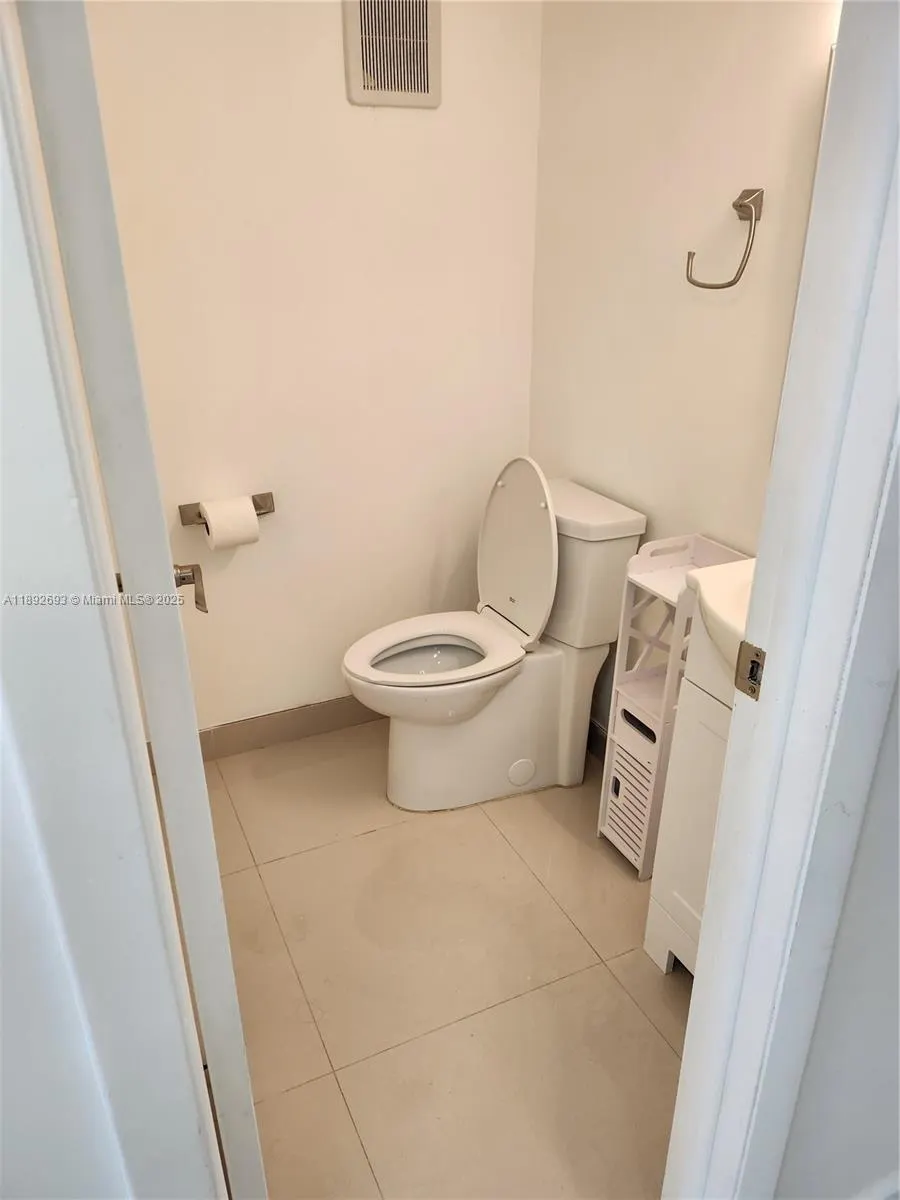 950 Euclid Ave, #108