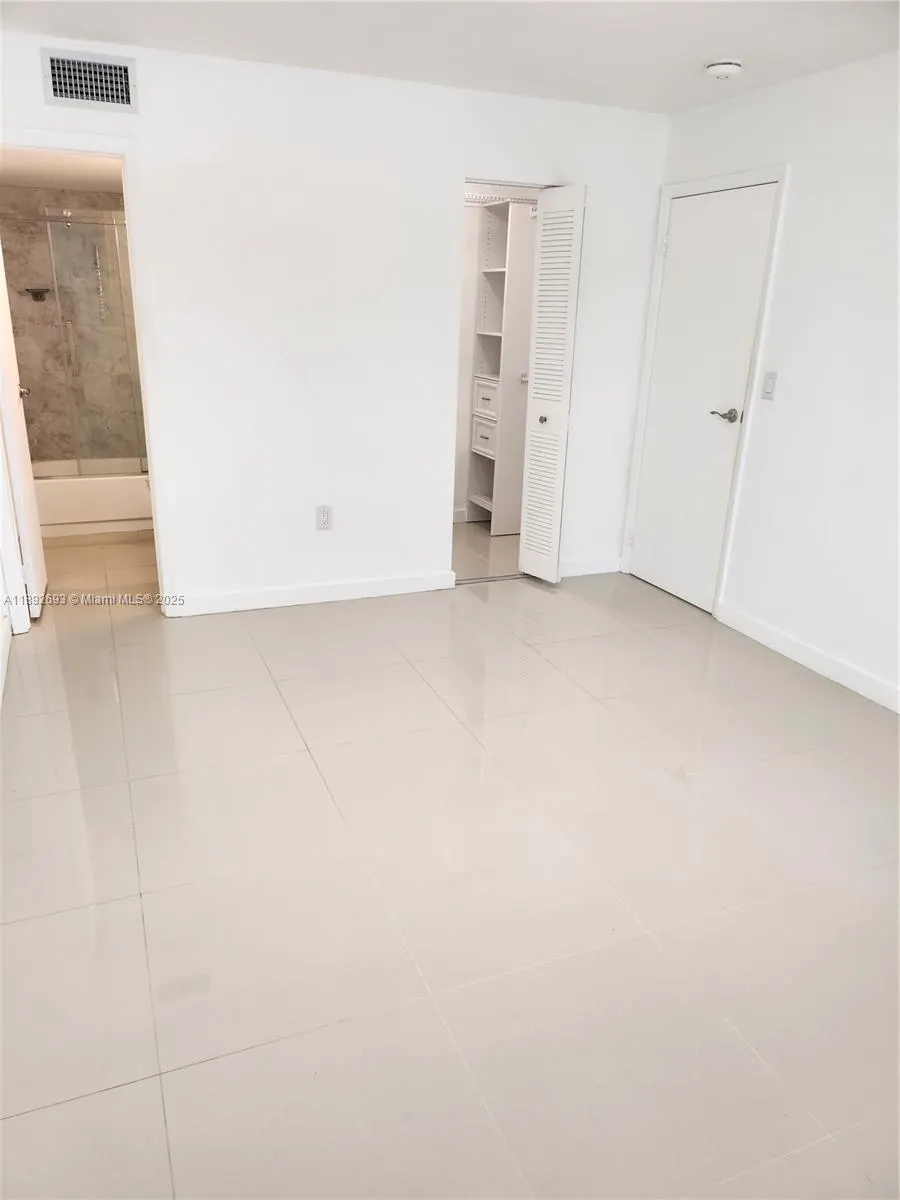 950 Euclid Ave, #108