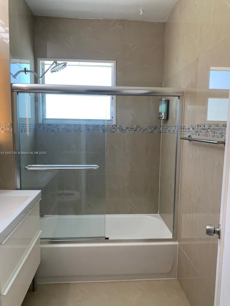 545 Michigan Ave, #7