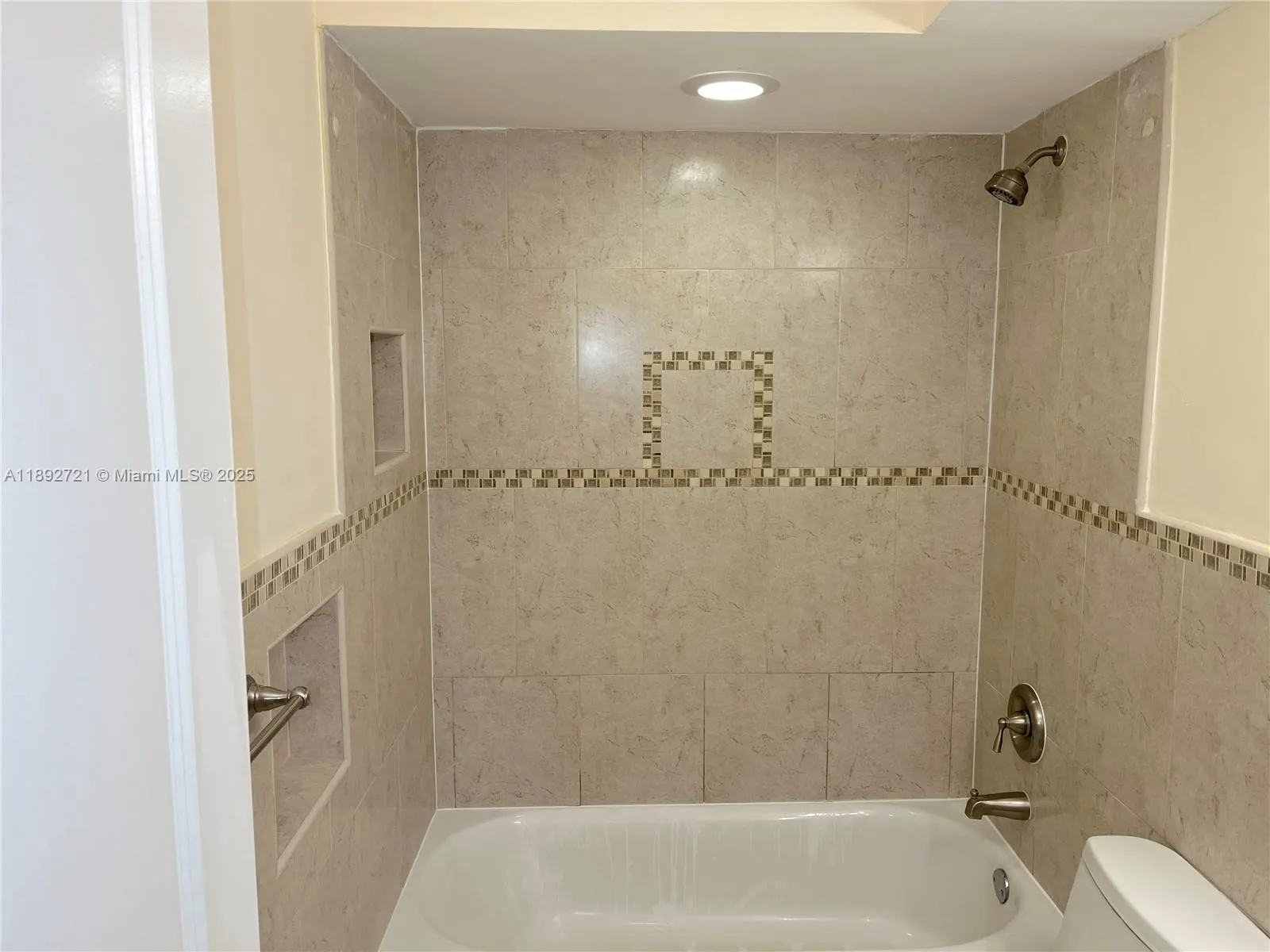 900 NE 18th Ave, #304