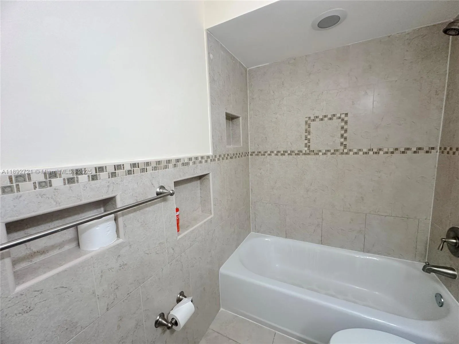 900 NE 18th Ave, #304