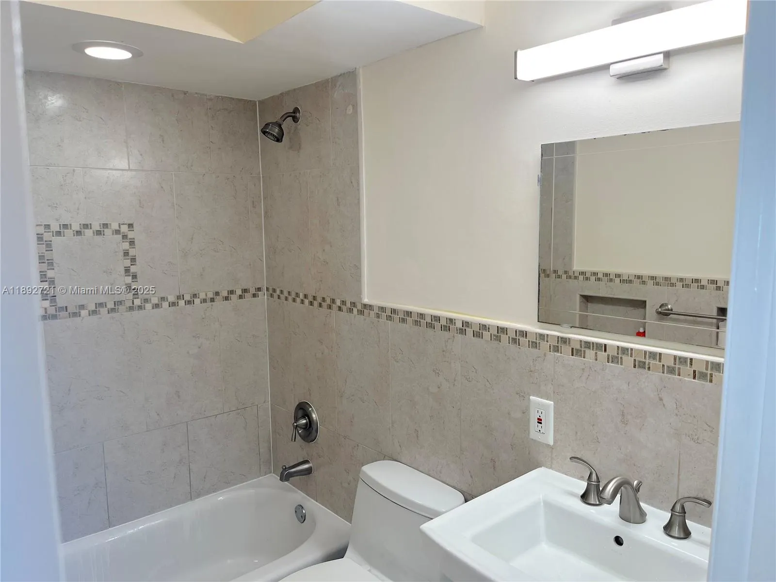 900 NE 18th Ave, #304