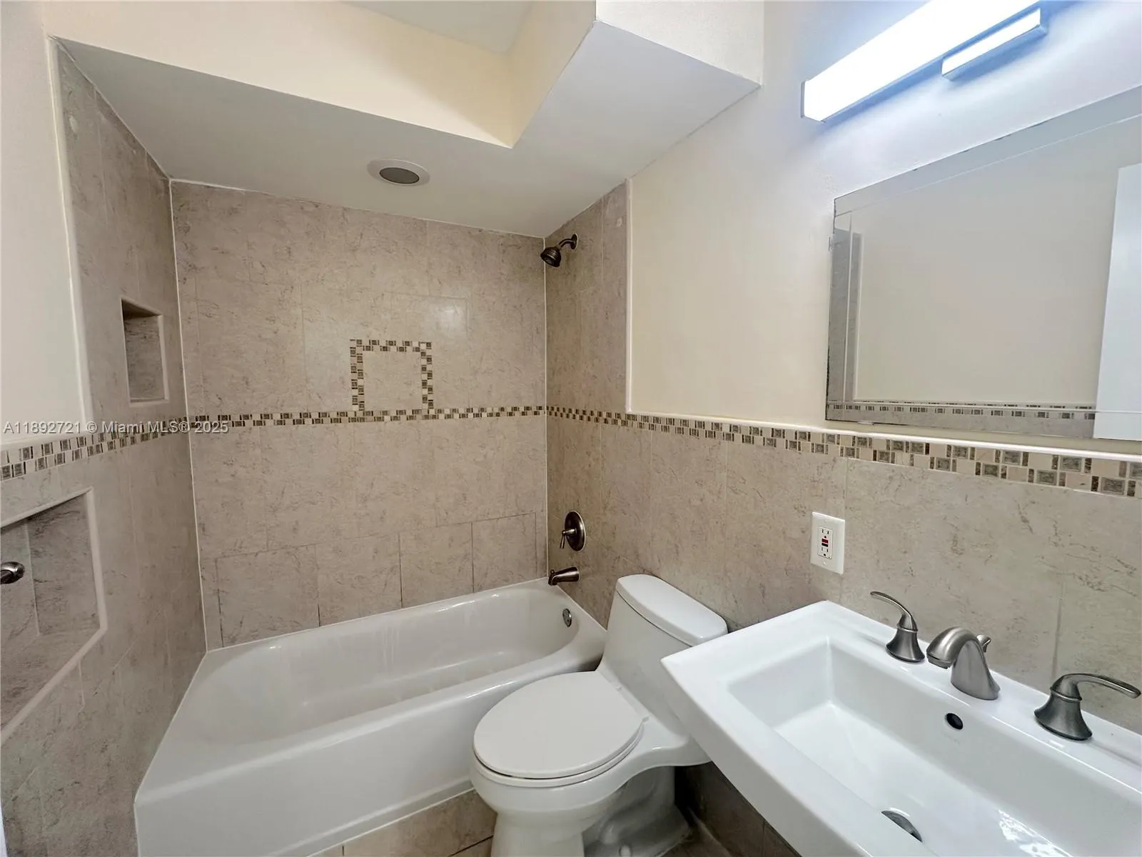 900 NE 18th Ave, #304