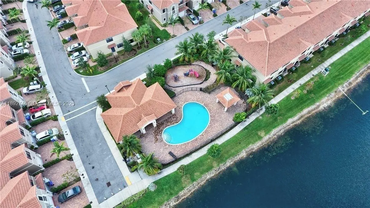 1071 NW 33rd Ct