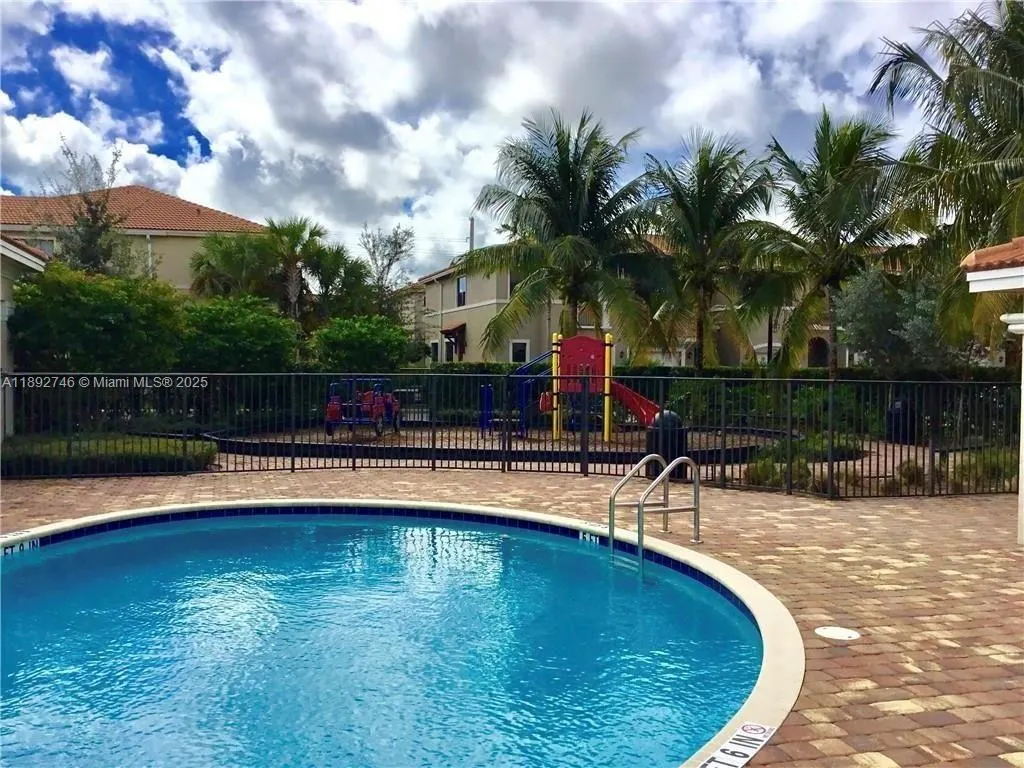 1071 NW 33rd Ct