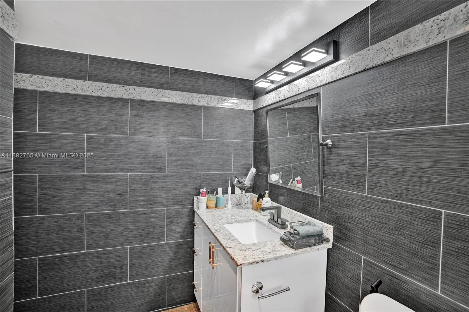 4000 NE 170 ST, #106