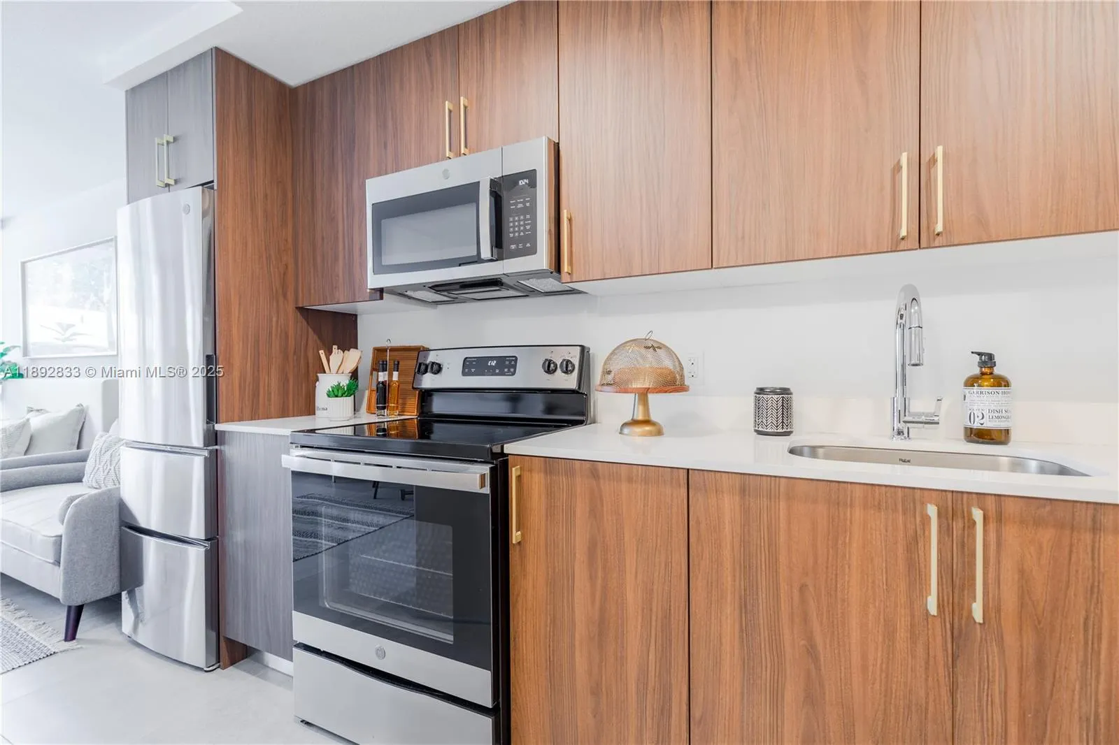1950 W 49th St, #303