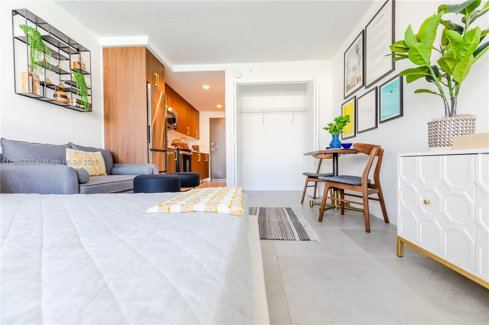 1950 W 49th St, #303