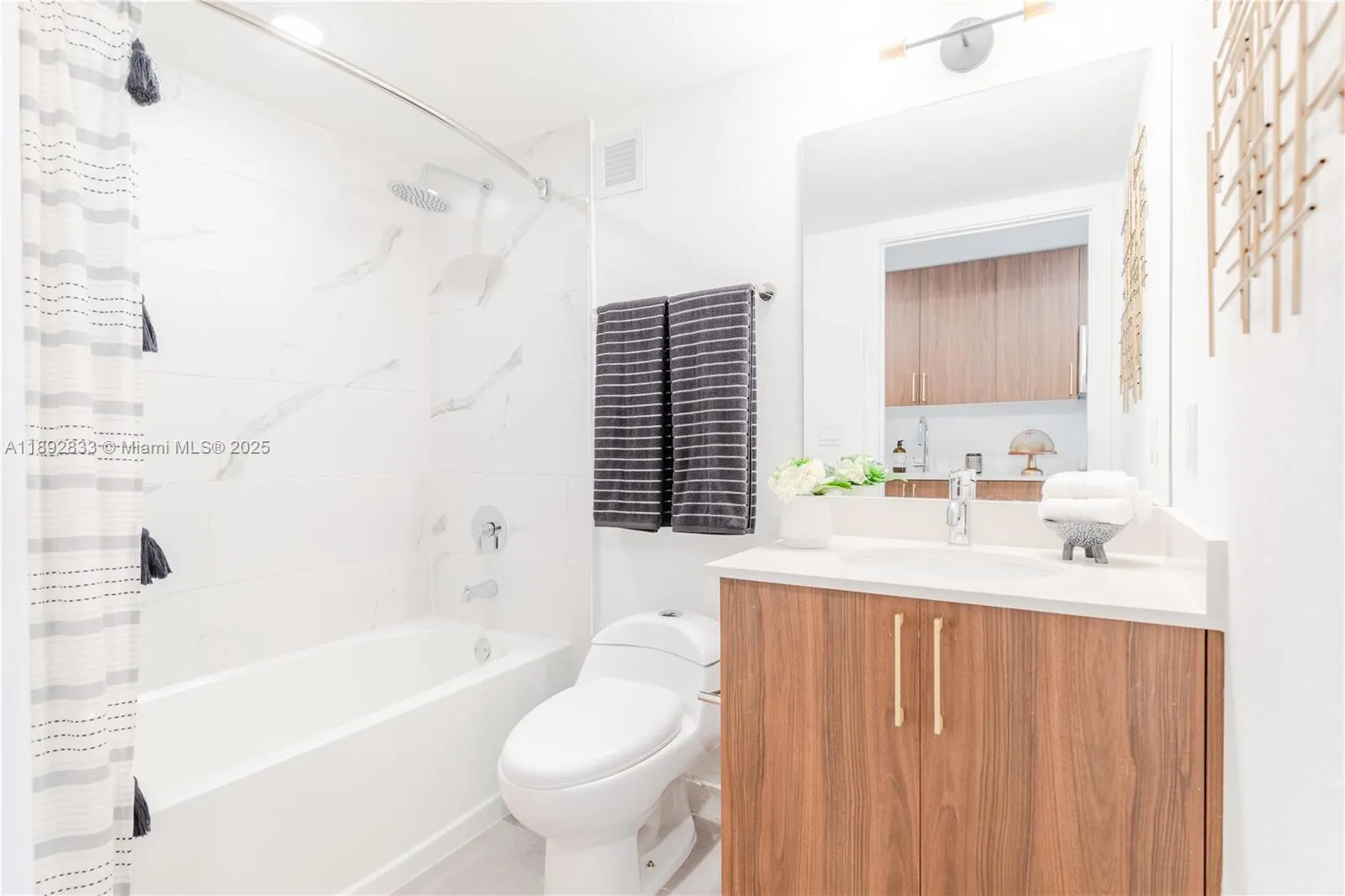 1950 W 49th St, #303