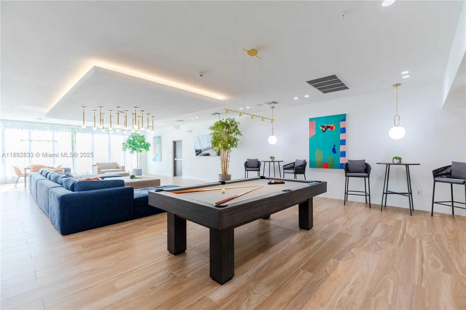 1950 W 49th St, #303
