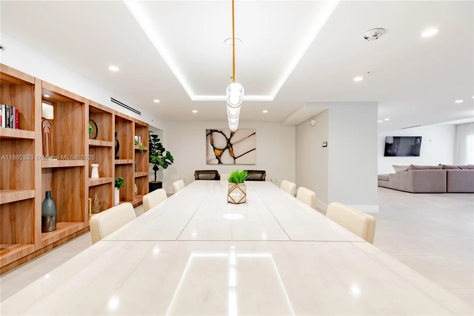 1950 W 49th St, #303