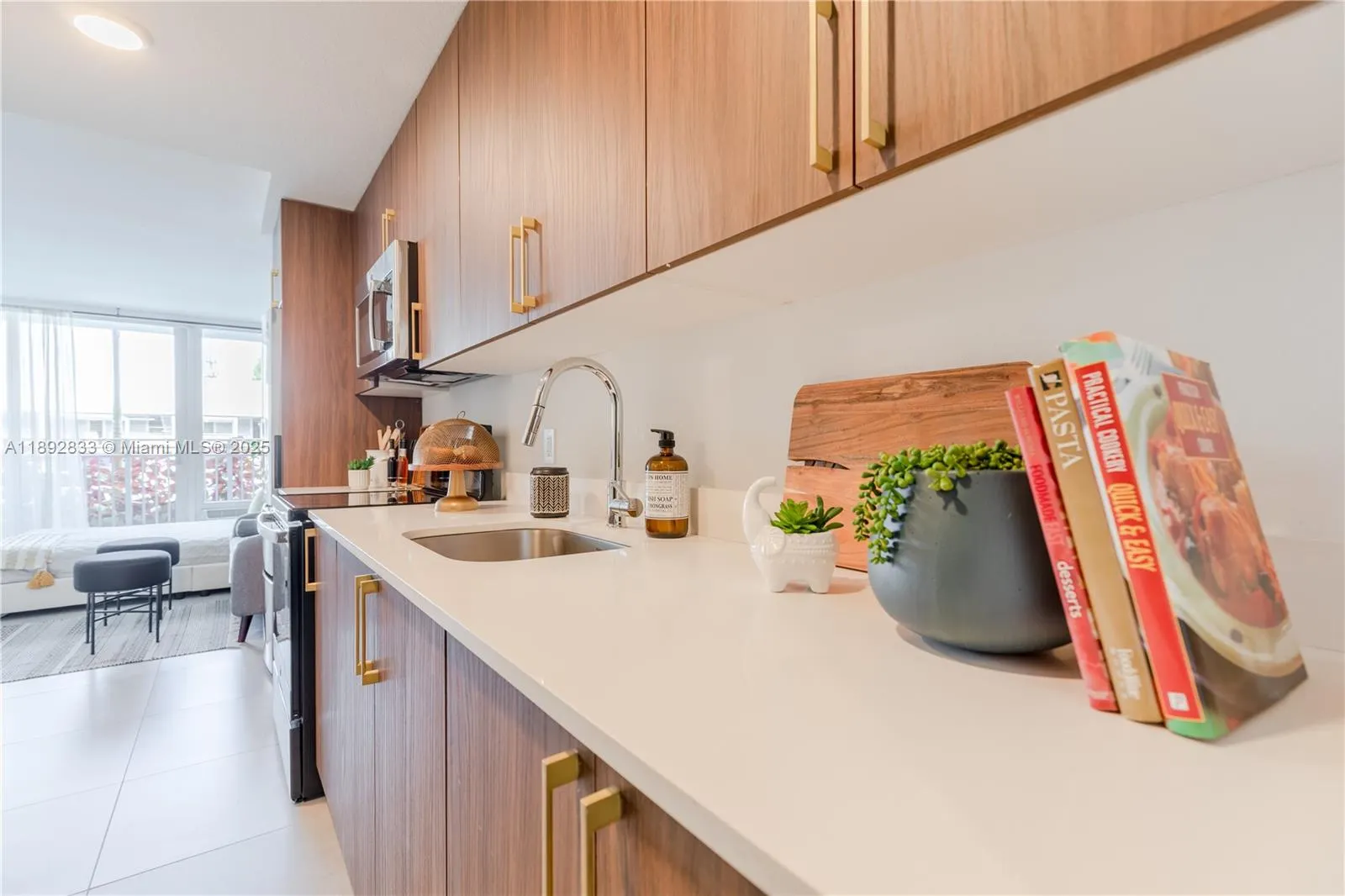 1950 W 49th St, #303